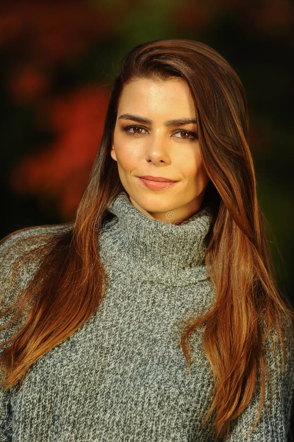 Ritratto della giovane donna alla moda fotografie stock Ritratto della giovane donna alla moda fotografie stock