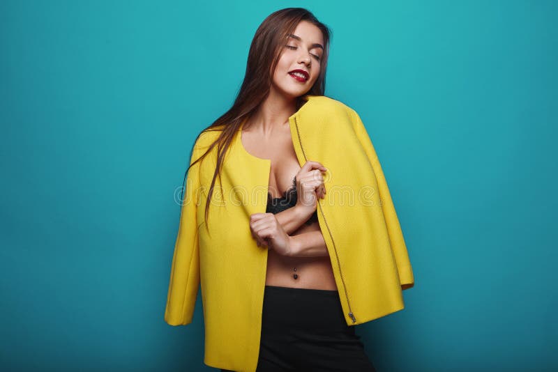 Ritratto della giovane donna alla moda dello swag di fascino di modo immagine stock libera da diritti Ritratto della giovane donna alla moda dello swag di fascino di modo immagine stock libera da diritti