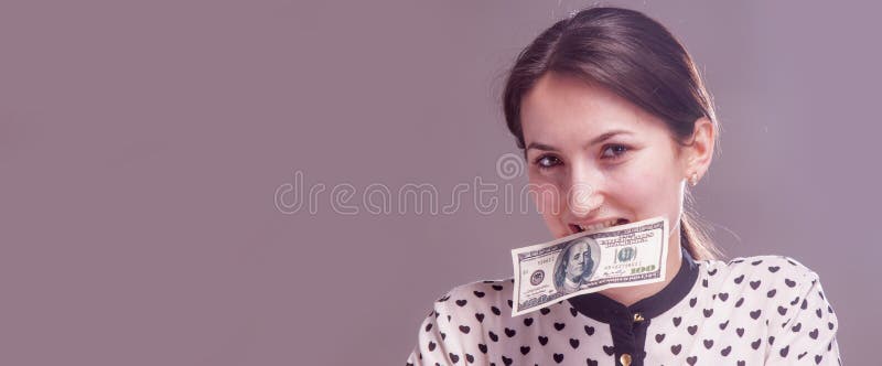 Ritratto della giovane donna che mangia i soldi del dollaro americano come simbolo di corruzione nella politica, affare, diplomaz fotografia stock libera da diritti Ritratto della giovane donna che mangia i soldi del dollaro americano come simbolo di corruzione nella politica, affare, diplomaz fotografia stock libera da diritti
