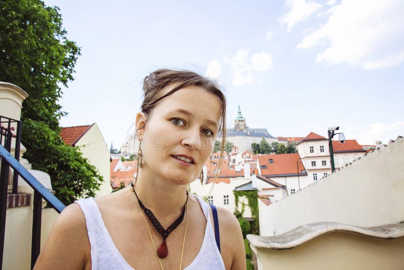 Ritratto della giovane donna che visita Praga immagine stock Ritratto della giovane donna che visita Praga immagine stock