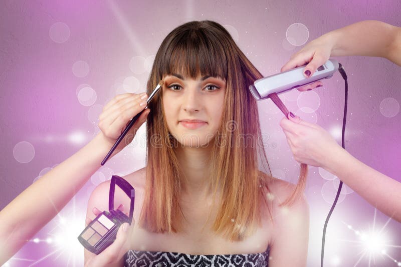 Ritratto della giovane donna con il concetto rosa brillante del salone fotografia stock libera da diritti Ritratto della giovane donna con il concetto rosa brillante del salone fotografia stock libera da diritti