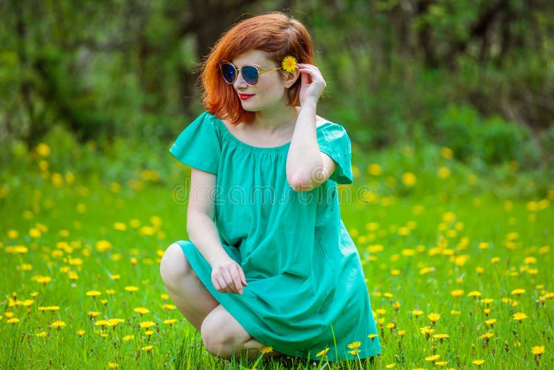 Ritratto della giovane donna sveglia che si rilassa nel parco di primavera fotografia stock Ritratto della giovane donna sveglia che si rilassa nel parco di primavera fotografia stock