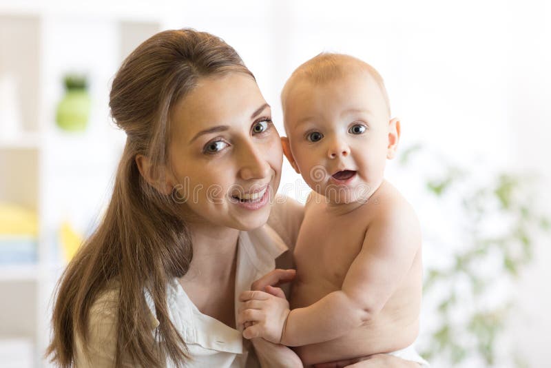 Ritratto della madre e del bambino felici immagine stock Ritratto della madre e del bambino felici immagine stock