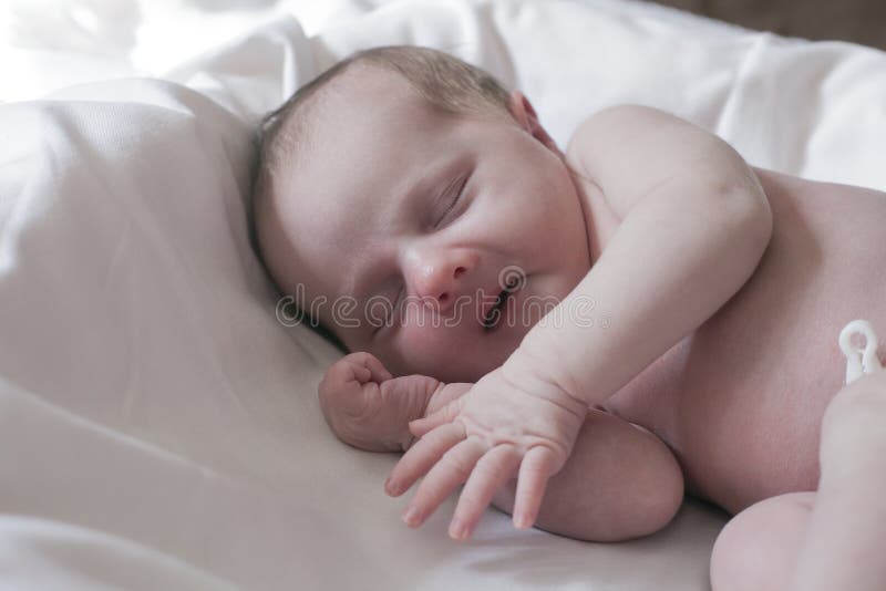 Ritratto della neonata sveglia che sbadiglia prima di addormentato immagini stock libere da diritti Ritratto della neonata sveglia che sbadiglia prima di addormentato immagini stock libere da diritti