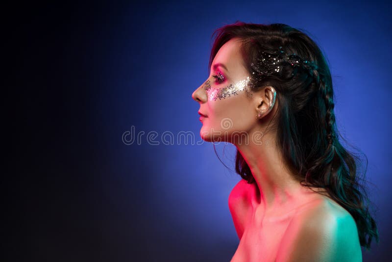 Ritratto della ragazza affascinante splendida, trucco brillante artistico sulla a immagini stock Ritratto della ragazza affascinante splendida, trucco brillante artistico sulla a immagini stock