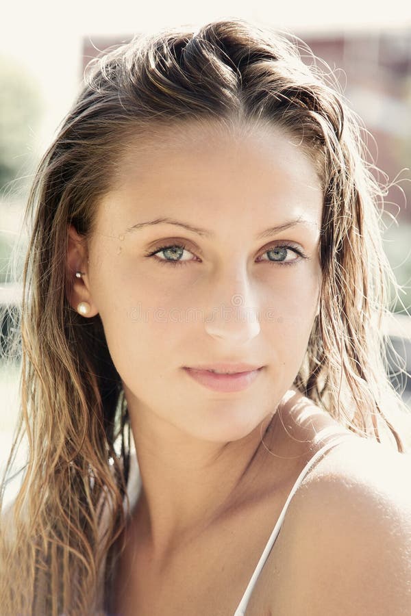 Ritratto della ragazza bionda sveglia con capelli e gli occhi azzurri bagnati fotografie stock Ritratto della ragazza bionda sveglia con capelli e gli occhi azzurri bagnati fotografie stock