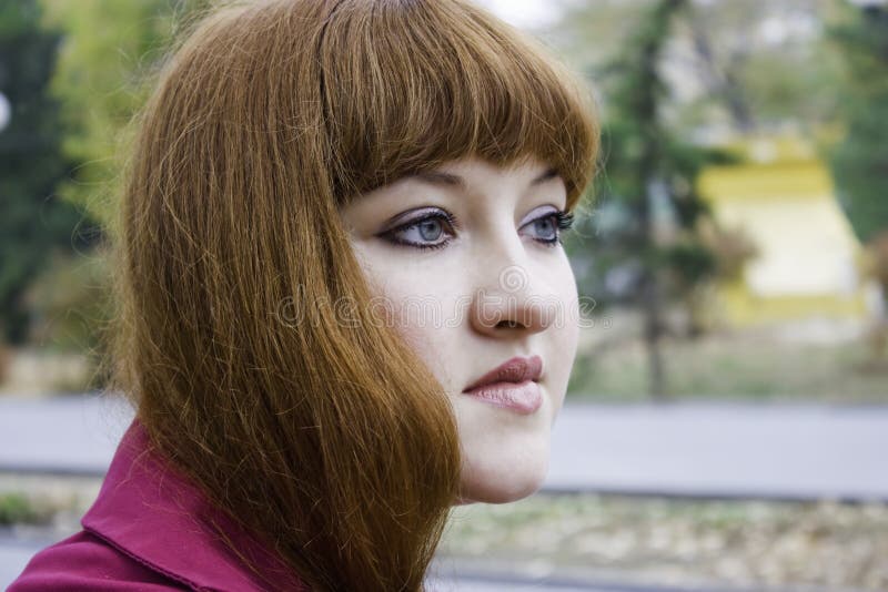 Ritratto di una ragazza che guarda avanti immagini stock