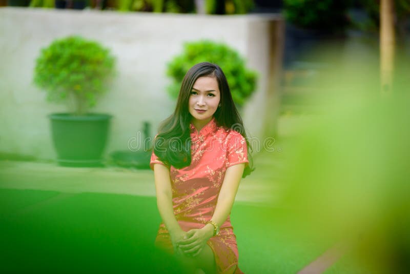 Ritratto della ragazza cinese e tailandese asiatica con il concetto cinese felice del nuovo anno immagine stock Ritratto della ragazza cinese e tailandese asiatica con il concetto cinese felice del nuovo anno immagine stock
