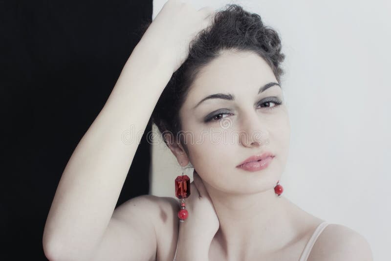 Ritratto della ragazza con capelli ricci immagine stock