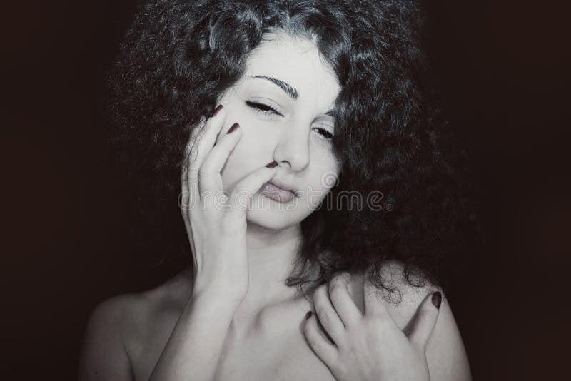 Ritratto della ragazza con capelli ricci fotografie stock libere da diritti