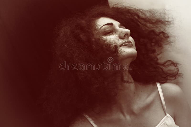 Ritratto della ragazza con capelli ricci fotografie stock libere da diritti