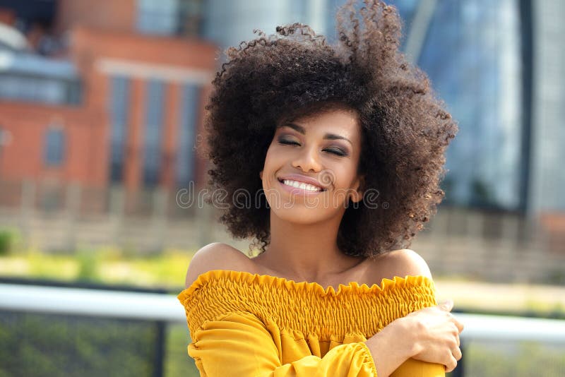 Ritratto della ragazza di afro nella città fotografia stock libera da diritti Ritratto della ragazza di afro nella città fotografia stock libera da diritti
