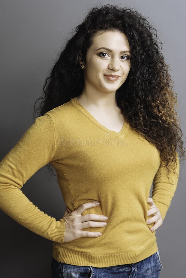 Ritratto della ragazza graziosa che si tiene per mano sulla vita fotografia stock Ritratto della ragazza graziosa che si tiene per mano sulla vita fotografia stock
