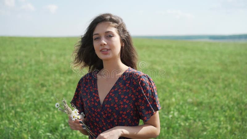 Ritratto della ragazza nel campo di estate