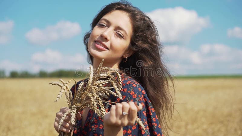 Ritratto della ragazza nel campo di estate