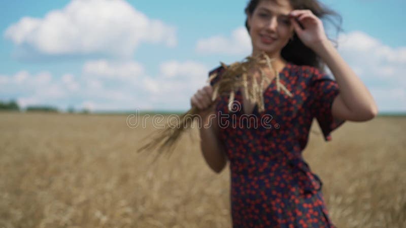 Ritratto della ragazza nel campo di estate