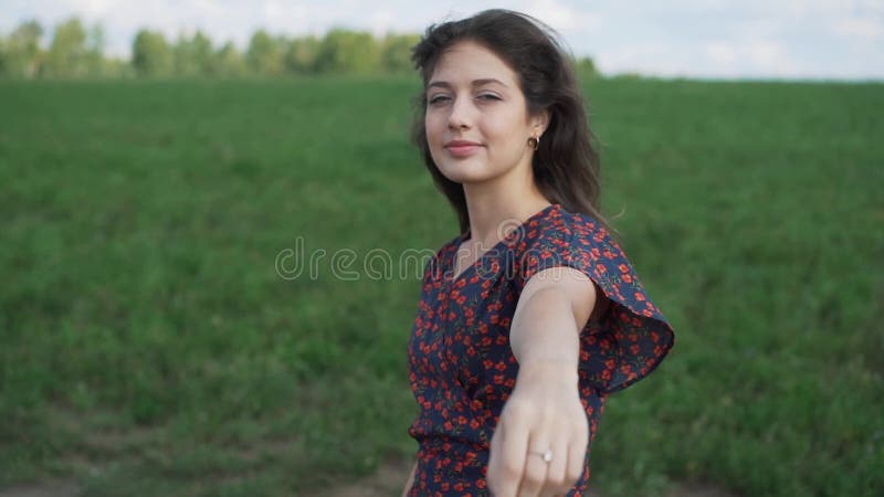 Ritratto della ragazza nel campo di estate