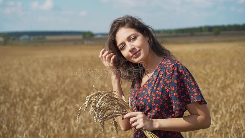 Ritratto della ragazza nel campo di estate
