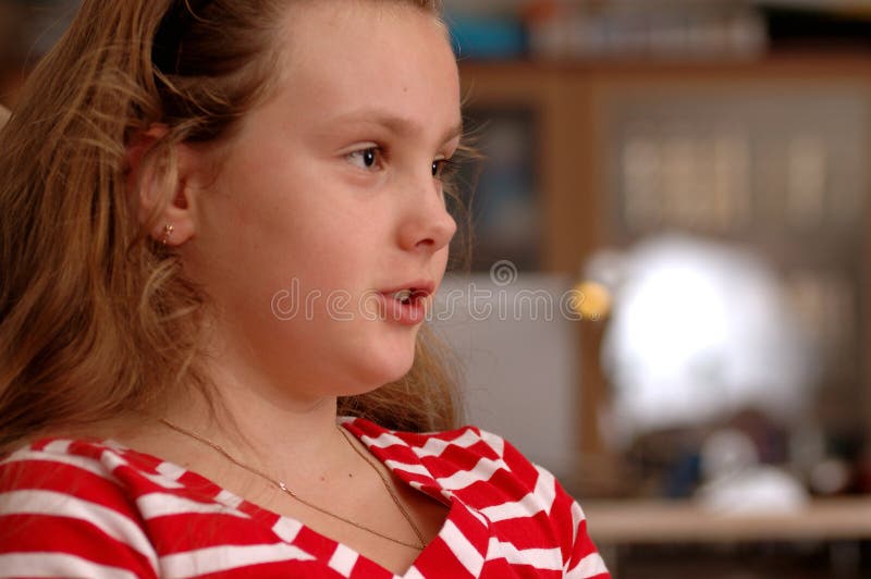 Ritratto di una ragazza seria fotografia stock libera da diritti