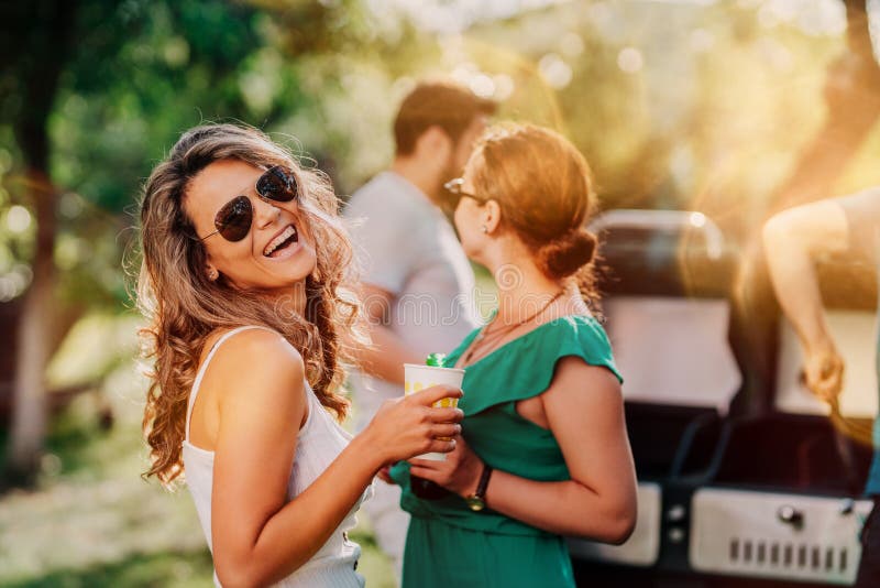 Ritratto della ragazza sorridente, donna felice che gode di domenica con gli amici al partito del barbecue immagine stock Ritratto della ragazza sorridente, donna felice che gode di domenica con gli amici al partito del barbecue immagine stock