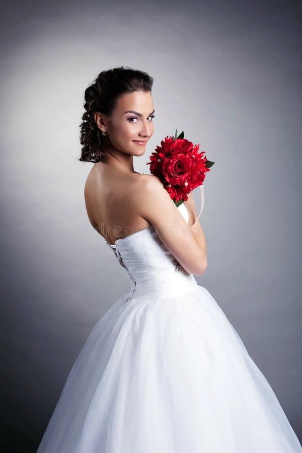 Ritratto della sposa attraente che posa con il mazzo immagini stock libere da diritti Ritratto della sposa attraente che posa con il mazzo immagini stock libere da diritti