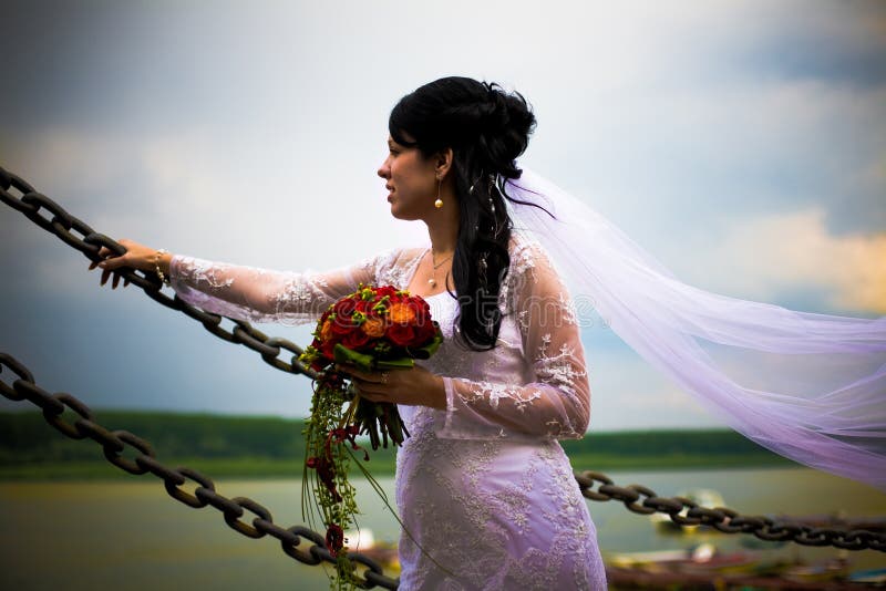 Ritratto della sposa con i fiori di cerimonia nuziale fotografia stock libera da diritti Ritratto della sposa con i fiori di cerimonia nuziale fotografia stock libera da diritti