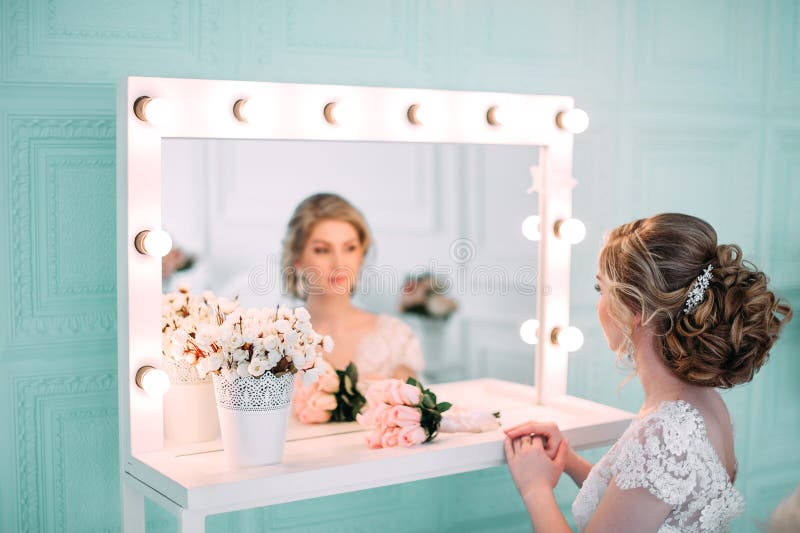Ritratto della sposa in decorazione del fiore, foto dello studio Bei trucco di nozze del ritratto della sposa e acconciatura, jew fotografia stock libera da diritti Ritratto della sposa in decorazione del fiore, foto dello studio Bei trucco di nozze del ritratto della sposa e acconciatura, jew fotografia stock libera da diritti