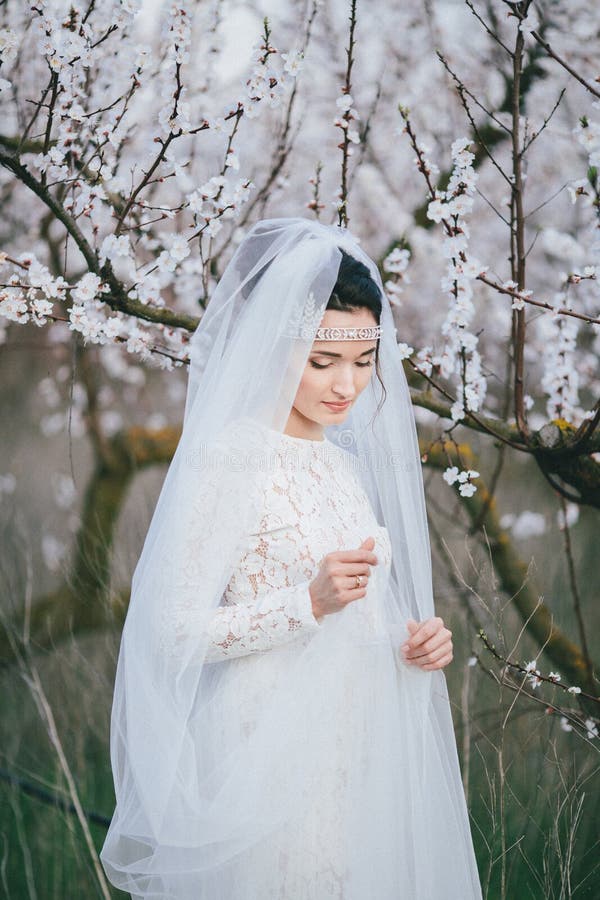 Ritratto della sposa in giardino di fioritura fotografie stock libere da diritti Ritratto della sposa in giardino di fioritura fotografie stock libere da diritti
