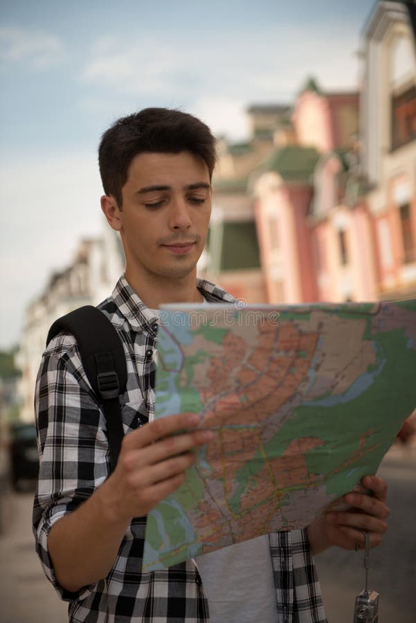 Ritratto della vita-su del viaggiatore maschio bello sul immagine stock Ritratto della vita-su del viaggiatore maschio bello sul immagine stock