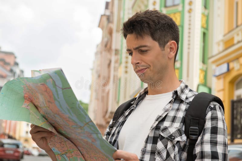 Ritratto della vita-su del viaggiatore maschio bello sul fotografie stock Ritratto della vita-su del viaggiatore maschio bello sul fotografie stock