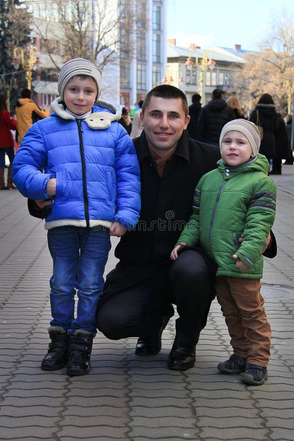 Ritratto delle foto di famiglia contro le vie della città immagini stock Ritratto delle foto di famiglia contro le vie della città immagini stock