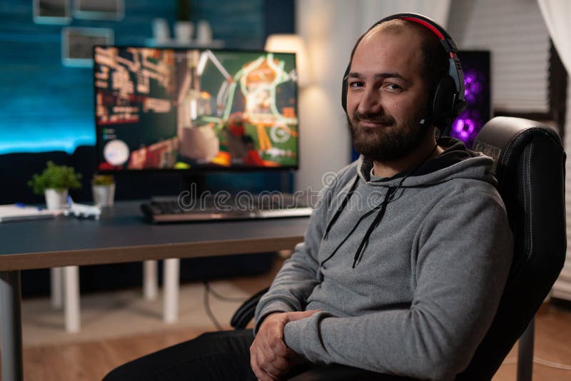 Ritratto dello streaming pronto a giocare ai videogiochi fotografie stock