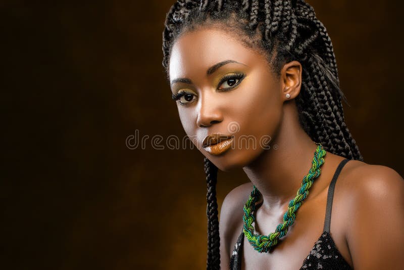 Ritratto dello studio della donna africana attraente con le trecce