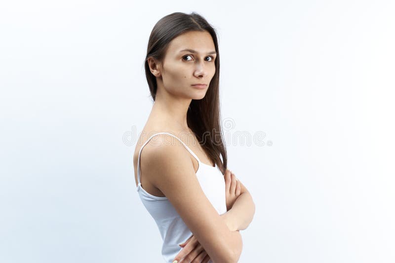 Ritratto dello studio di giovane donna caucasica con i diss seri di ribaltamento fotografie stock Ritratto dello studio di giovane donna caucasica con i diss seri di ribaltamento fotografie stock
