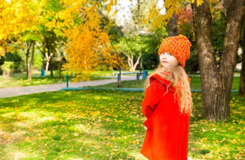 Ritratto di autunno di bello bambino Bambina felice con le foglie nel parco nella caduta fotografie stock Ritratto di autunno di bello bambino Bambina felice con le foglie nel parco nella caduta fotografie stock