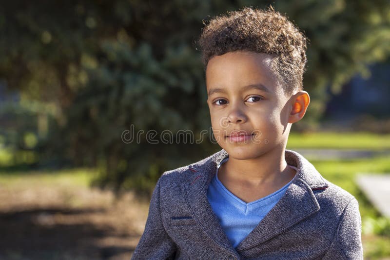 Ritratto di bambino nel parco autunnale fotografia stock libera da diritti
