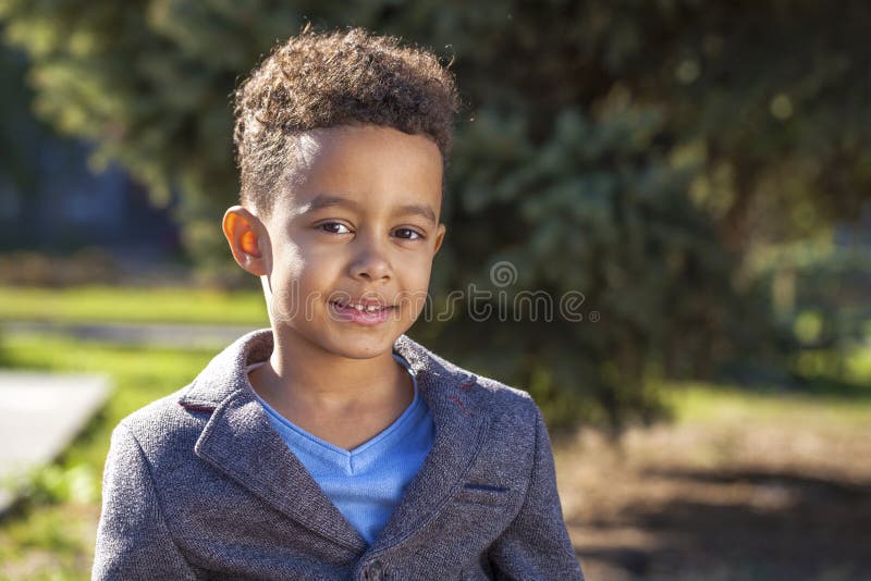 Ritratto di bambino nel parco autunnale fotografia stock