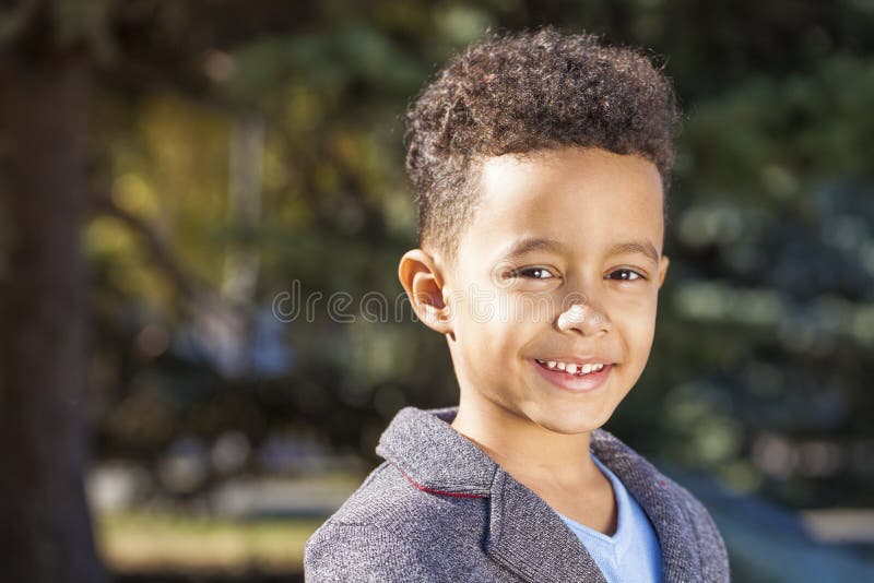 Ritratto di bambino nel parco autunnale immagini stock libere da diritti
