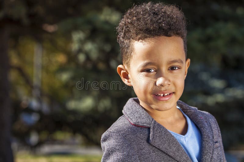 Ritratto di bambino nel parco autunnale fotografia stock