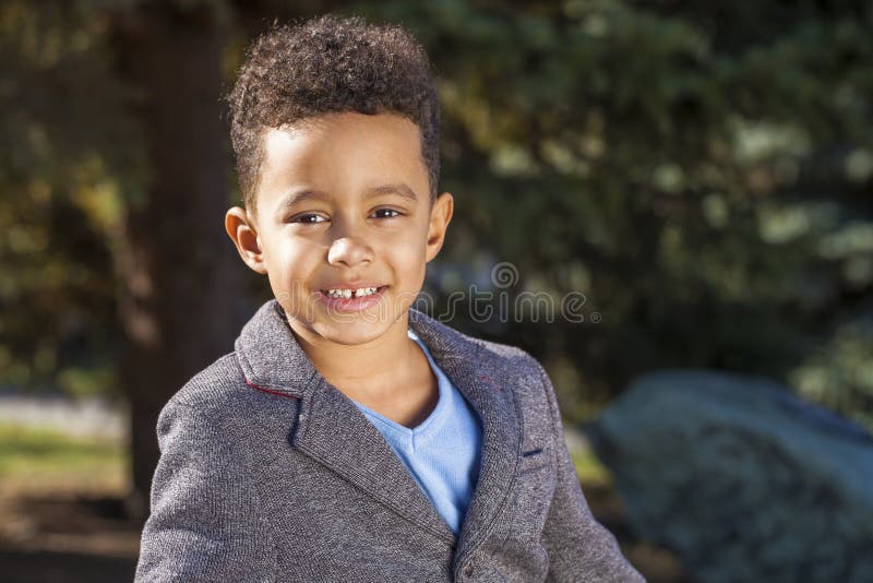 Ritratto di bambino nel parco autunnale fotografie stock libere da diritti