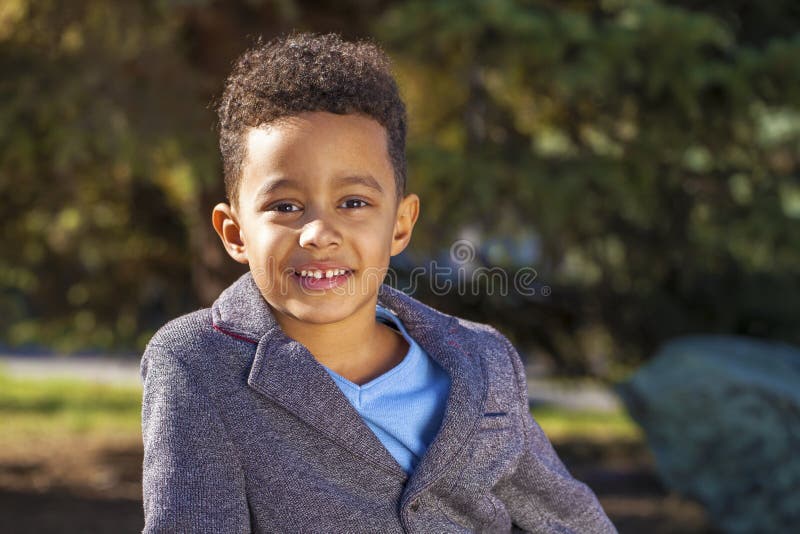 Ritratto di bambino nel parco autunnale fotografie stock