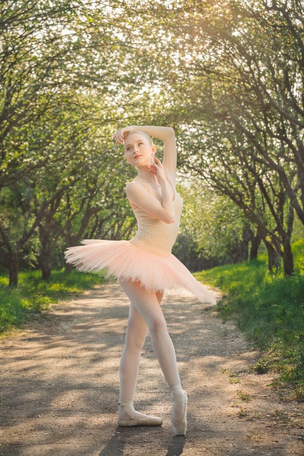 Ritratto di bella ballerina con emozione romantica e tenera fotografia stock Ritratto di bella ballerina con emozione romantica e tenera fotografia stock