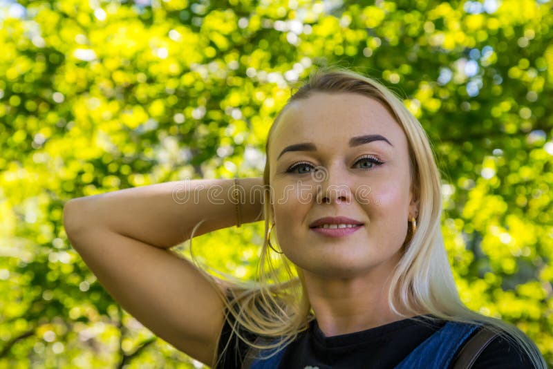 Ritratto di bella bionda nel parco Giovane donna caucasica graziosa che cammina in un giorno soleggiato di estate fotografie stock Ritratto di bella bionda nel parco Giovane donna caucasica graziosa che cammina in un giorno soleggiato di estate fotografie stock