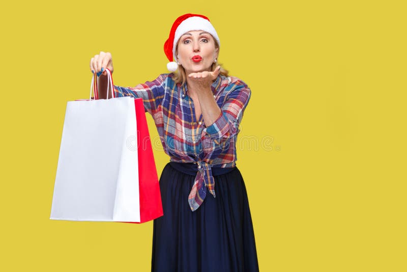 Ritratto di bella donna adulta gentile nel cappuccio rosso di Santa e nel ch fotografia stock libera da diritti Ritratto di bella donna adulta gentile nel cappuccio rosso di Santa e nel ch fotografia stock libera da diritti