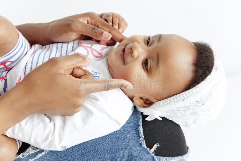 Ritratto di bella donna africana che tiene sulle mani il suo poco bambino fotografia stock Ritratto di bella donna africana che tiene sulle mani il suo poco bambino fotografia stock