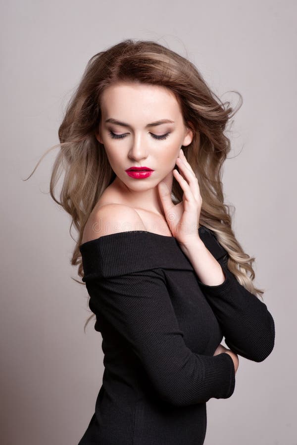 Ritratto di bella donna bionda con l'acconciatura riccia ed il trucco luminoso, pelle perfetta, skincare, stazione termale, cosme immagine stock libera da diritti Ritratto di bella donna bionda con l'acconciatura riccia ed il trucco luminoso, pelle perfetta, skincare, stazione termale, cosme immagine stock libera da diritti