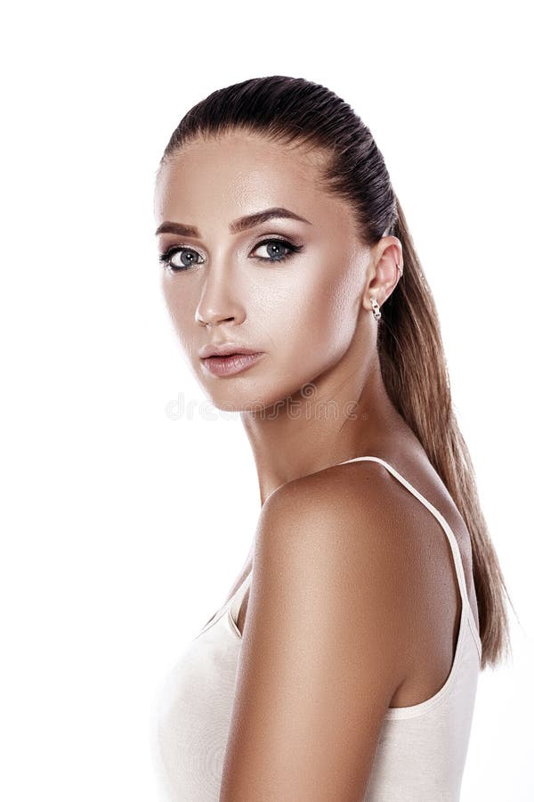 Ritratto di bella donna castana abbronzata con trucco fotografie stock Ritratto di bella donna castana abbronzata con trucco fotografie stock