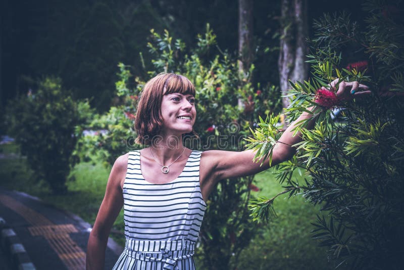 Ritratto di bella donna che posa fra i fiori asiatici di fioritura sull'isola di Bali, Indonesia fotografia stock libera da diritti