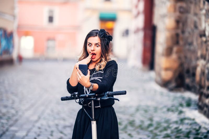 Ritratto di bella donna che prende le immagini se stessa con lo smartphone Prendendo i selfies e fabbricazione dei fronti fotografia stock libera da diritti Ritratto di bella donna che prende le immagini se stessa con lo smartphone Prendendo i selfies e fabbricazione dei fronti fotografia stock libera da diritti
