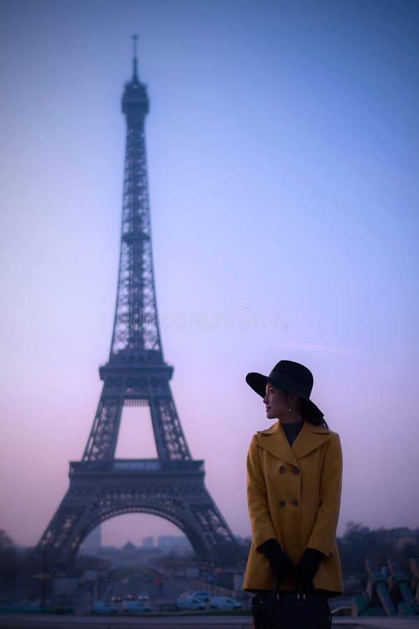 Ritratto di bella donna con la torre Eiffel immagini stock libere da diritti Ritratto di bella donna con la torre Eiffel immagini stock libere da diritti